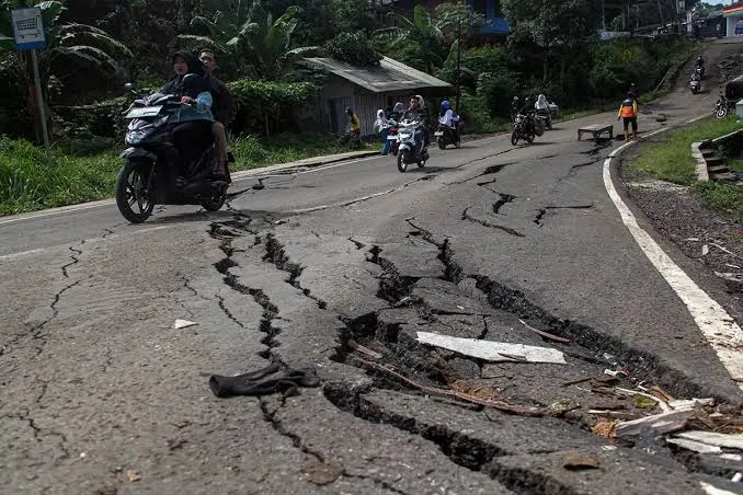 Ilustrasi, warga melintas di kawasan Jakarta yang masuk zona potensi gerakan tanah dan longsor. (Posnews/Net)
