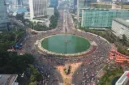Warga memakai masker saat CFD Bundaran HI di tengah sebaran abu vulkanik Gunung Anak Krakatau. (Dok: Istimewa)
