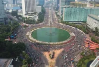 Warga memakai masker saat CFD Bundaran HI di tengah sebaran abu vulkanik Gunung Anak Krakatau. (Dok: Istimewa)

