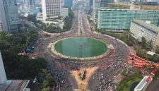 Warga memakai masker saat CFD Bundaran HI di tengah sebaran abu vulkanik Gunung Anak Krakatau. (Dok: Istimewa)