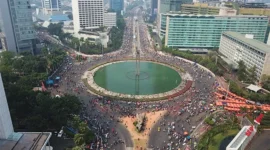 Warga memakai masker saat CFD Bundaran HI di tengah sebaran abu vulkanik Gunung Anak Krakatau. (Dok: Istimewa)
