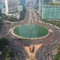 Warga memakai masker saat CFD Bundaran HI di tengah sebaran abu vulkanik Gunung Anak Krakatau. (Dok: Istimewa)
