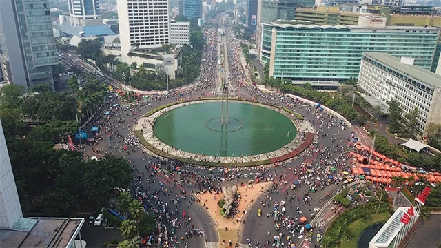 Warga memakai masker saat CFD Bundaran HI di tengah sebaran abu vulkanik Gunung Anak Krakatau. (Dok: Istimewa)
