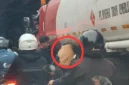 Pria diduga mengambil BBM dari truk tangki di Jalan Yos Sudarso, Tanjung Priok, Jakarta Utara. (Posnews/MR)

