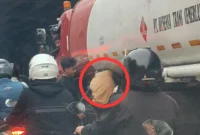 Pria diduga mengambil BBM dari truk tangki di Jalan Yos Sudarso, Tanjung Priok, Jakarta Utara. (Posnews/MR)

