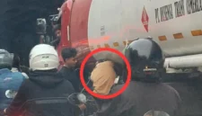 Pria diduga mengambil BBM dari truk tangki di Jalan Yos Sudarso, Tanjung Priok, Jakarta Utara. (Posnews/MR)