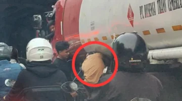 Pria diduga mengambil BBM dari truk tangki di Jalan Yos Sudarso, Tanjung Priok, Jakarta Utara. (Posnews/MR)

