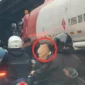 Pria diduga mengambil BBM dari truk tangki di Jalan Yos Sudarso, Tanjung Priok, Jakarta Utara. (Posnews/MR)


