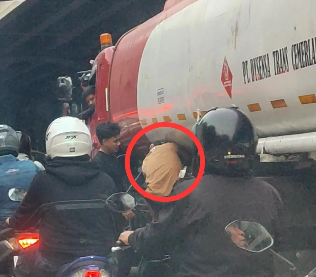Pria diduga mengambil BBM dari truk tangki di Jalan Yos Sudarso, Tanjung Priok, Jakarta Utara. (Posnews/MR)

