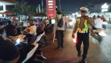 Antrean kendaraan di SPBU Bali saat penerapan aturan ganjil-genap pengisian Pertalite pada Oktober 2026. (Posnews/Ist)
