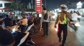 Antrean kendaraan di SPBU Bali saat penerapan aturan ganjil-genap pengisian Pertalite pada Oktober 2026. (Posnews/Ist)
