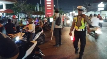 Antrean kendaraan di SPBU Bali saat penerapan aturan ganjil-genap pengisian Pertalite pada Oktober 2026. (Posnews/Ist)
