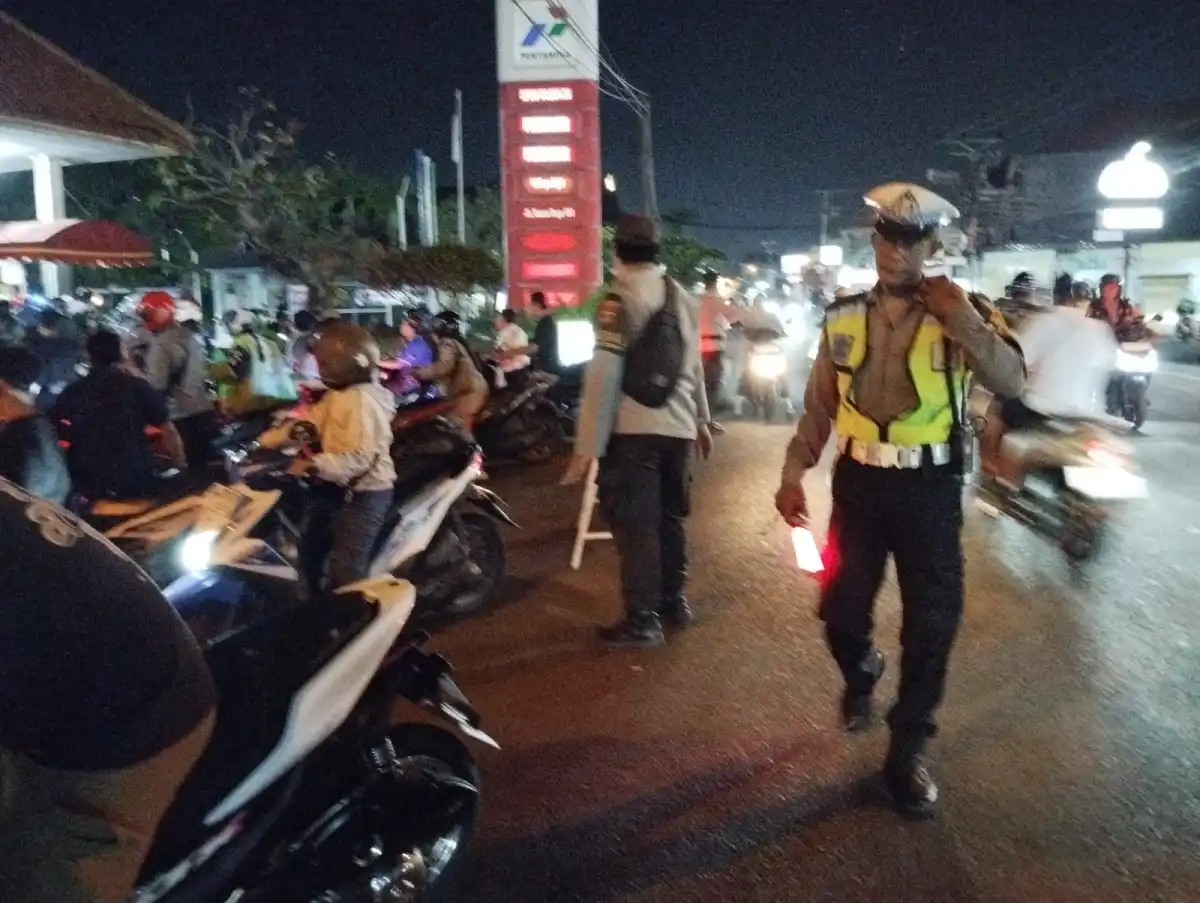 Antrean kendaraan di SPBU Bali saat penerapan aturan ganjil-genap pengisian Pertalite pada Oktober 2026. (Posnews/Ist)
