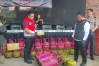 Barang bukti 1.820 tabung LPG berbagai ukuran yang disita Bareskrim Polri dalam pengungkapan dugaan penyalahgunaan LPG bersubsidi di Sidoarjo.
