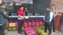 Barang bukti 1.820 tabung LPG berbagai ukuran yang disita Bareskrim Polri dalam pengungkapan dugaan penyalahgunaan LPG bersubsidi di Sidoarjo.
