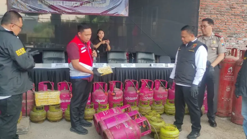 Barang bukti 1.820 tabung LPG berbagai ukuran yang disita Bareskrim Polri dalam pengungkapan dugaan penyalahgunaan LPG bersubsidi di Sidoarjo.
