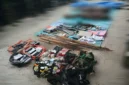 Barang bukti uang tunai, 18 telepon seluler, alat komunikasi, dan senjata yang diamankan TNI usai kontak tembak di Nduga.

