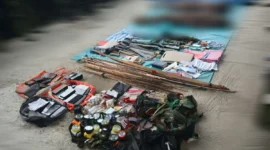 Barang bukti uang tunai, 18 telepon seluler, alat komunikasi, dan senjata yang diamankan TNI usai kontak tembak di Nduga.


