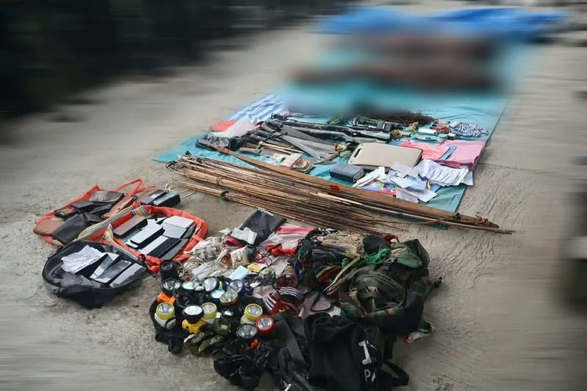 Barang bukti uang tunai, 18 telepon seluler, alat komunikasi, dan senjata yang diamankan TNI usai kontak tembak di Nduga.

