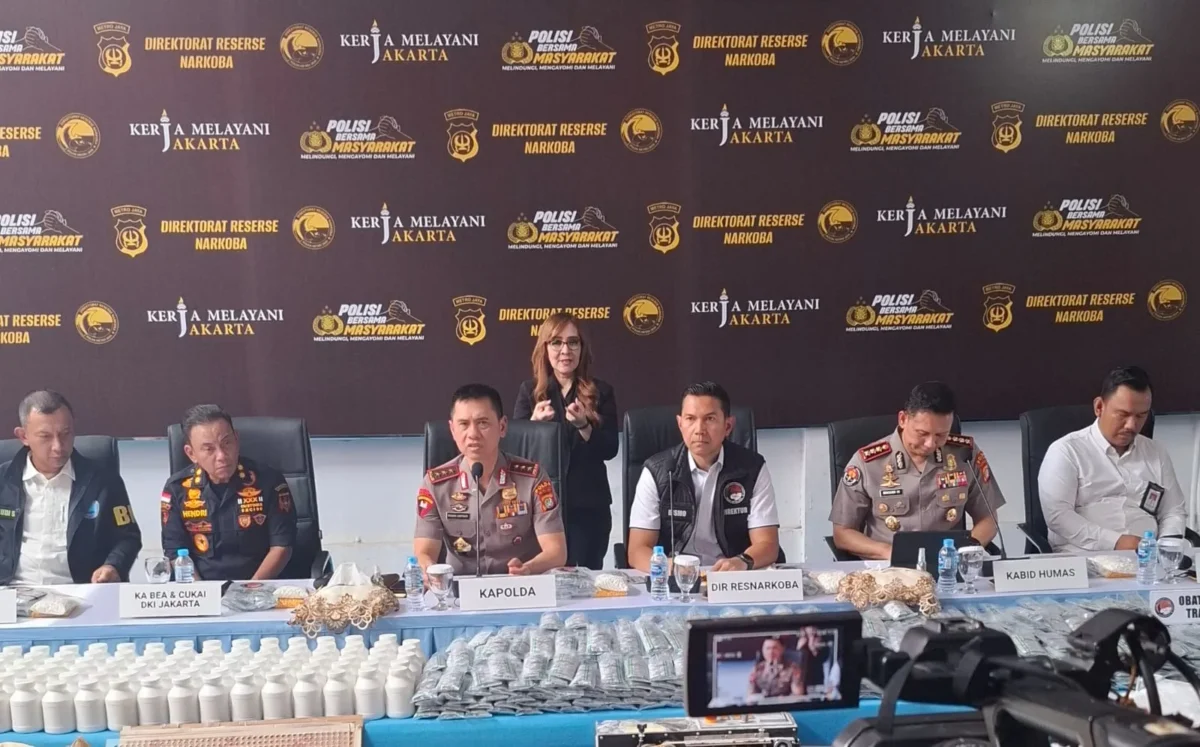 Kapolda Metro Jaya Komjen Dadang Hartanto menunjukkan barang bukti uang tunai dan obat keras dari pengungkapan dua pabrik obat ilegal di Sukoharjo, Jawa Tengah. 