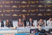 Kapolda Metro Jaya Komjen Dadang Hartanto menunjukkan barang bukti uang tunai dan obat keras dari pengungkapan dua pabrik obat ilegal di Sukoharjo, Jawa Tengah. 