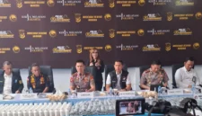 Kapolda Metro Jaya Komjen Dadang Hartanto menunjukkan barang bukti uang tunai dan obat keras dari pengungkapan dua pabrik obat ilegal di Sukoharjo, Jawa Tengah.