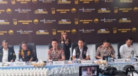 Kapolda Metro Jaya Komjen Dadang Hartanto menunjukkan barang bukti uang tunai dan obat keras dari pengungkapan dua pabrik obat ilegal di Sukoharjo, Jawa Tengah. 