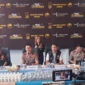Kapolda Metro Jaya Komjen Dadang Hartanto menunjukkan barang bukti uang tunai dan obat keras dari pengungkapan dua pabrik obat ilegal di Sukoharjo, Jawa Tengah. 