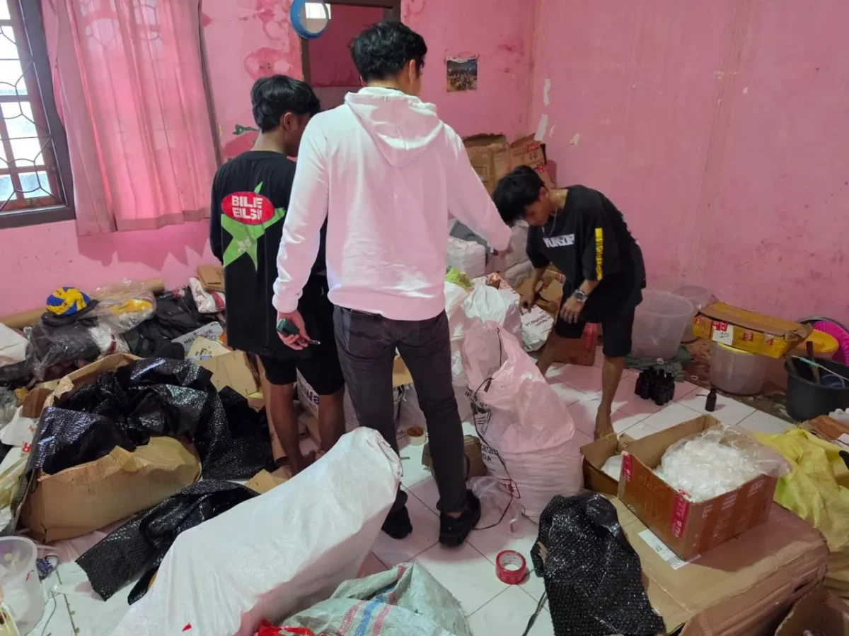 Bareskrim Polri mengungkap dugaan produksi sirup suplemen anak bermerek Apialys tanpa hak di Lampung. (Posnews/Humas Polri)
