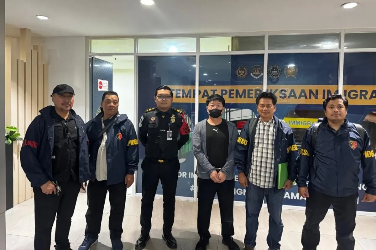 Bareskrim menangkap tersangka penyelundupan ponsel bekas di Bandara Soekarno-Hatta. (Posnews/Ist)
