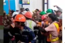 Bentrokan Satpol PP dan Pekerja Proyek di Bulungan, Kebayoran Baru, Jakarta Selatan.