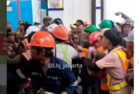 Bentrokan Satpol PP dan Pekerja Proyek di Bulungan, Kebayoran Baru, Jakarta Selatan.