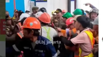 Bentrokan Satpol PP dan Pekerja Proyek di Bulungan, Kebayoran Baru, Jakarta Selatan.