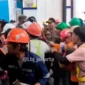 Bentrokan Satpol PP dan Pekerja Proyek di Bulungan, Kebayoran Baru, Jakarta Selatan.