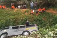 Bus tahanan Polres Labuhanbatu terperosok ke parit setelah bertabrakan dengan truk di kawasan Pinang Lombang, Labuhanbatu Utara. (Posnews/Ist)
