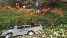 Bus tahanan Polres Labuhanbatu terperosok ke parit setelah bertabrakan dengan truk di kawasan Pinang Lombang, Labuhanbatu Utara. (Posnews/Ist)
