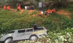 Bus Tahanan Terjun ke Parit 4 Meter Usai Tabrak Truk di Jalinsum Labura