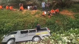 Bus tahanan Polres Labuhanbatu terperosok ke parit setelah bertabrakan dengan truk di kawasan Pinang Lombang, Labuhanbatu Utara. (Posnews/Ist)
