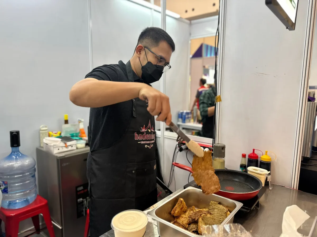 Dendeng batokok Badendeng dengan sambal hijau khas Minang di Pangan Nusa Expo 2026, ICE BSD City, Tangerang. (Posnews/Kemendag)
