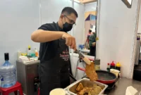 Dendeng batokok Badendeng dengan sambal hijau khas Minang di Pangan Nusa Expo 2026, ICE BSD City, Tangerang. (Posnews/Kemendag)
