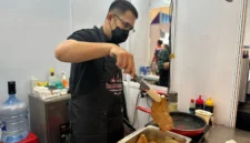 Dendeng batokok Badendeng dengan sambal hijau khas Minang di Pangan Nusa Expo 2026, ICE BSD City, Tangerang. (Posnews/Kemendag)