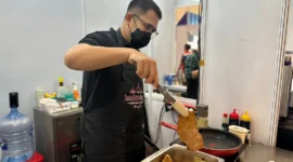 Dendeng batokok Badendeng dengan sambal hijau khas Minang di Pangan Nusa Expo 2026, ICE BSD City, Tangerang. (Posnews/Kemendag)
