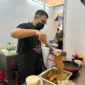 Dendeng batokok Badendeng dengan sambal hijau khas Minang di Pangan Nusa Expo 2026, ICE BSD City, Tangerang. (Posnews/Kemendag)
