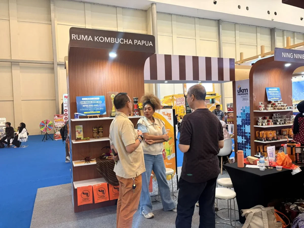 Dian Lestari memperkenalkan kombucha Ruma Papua dalam Pangan Nusa Expo 2026 di ICE BSD City, Tangerang. (Posnews/Kemendag)
