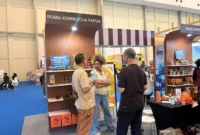 Dian Lestari memperkenalkan kombucha Ruma Papua dalam Pangan Nusa Expo 2026 di ICE BSD City, Tangerang. (Posnews/Kemendag)
