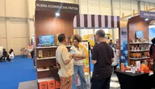 Dian Lestari memperkenalkan kombucha Ruma Papua dalam Pangan Nusa Expo 2026 di ICE BSD City, Tangerang. (Posnews/Kemendag)