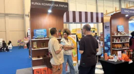 Dian Lestari memperkenalkan kombucha Ruma Papua dalam Pangan Nusa Expo 2026 di ICE BSD City, Tangerang. (Posnews/Kemendag)
