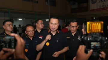 Dirjen Imigrasi Hendarsam Marantoko memimpin operasi pengawasan WNA di Apartemen Kalibata City, Jakarta Selatan.
