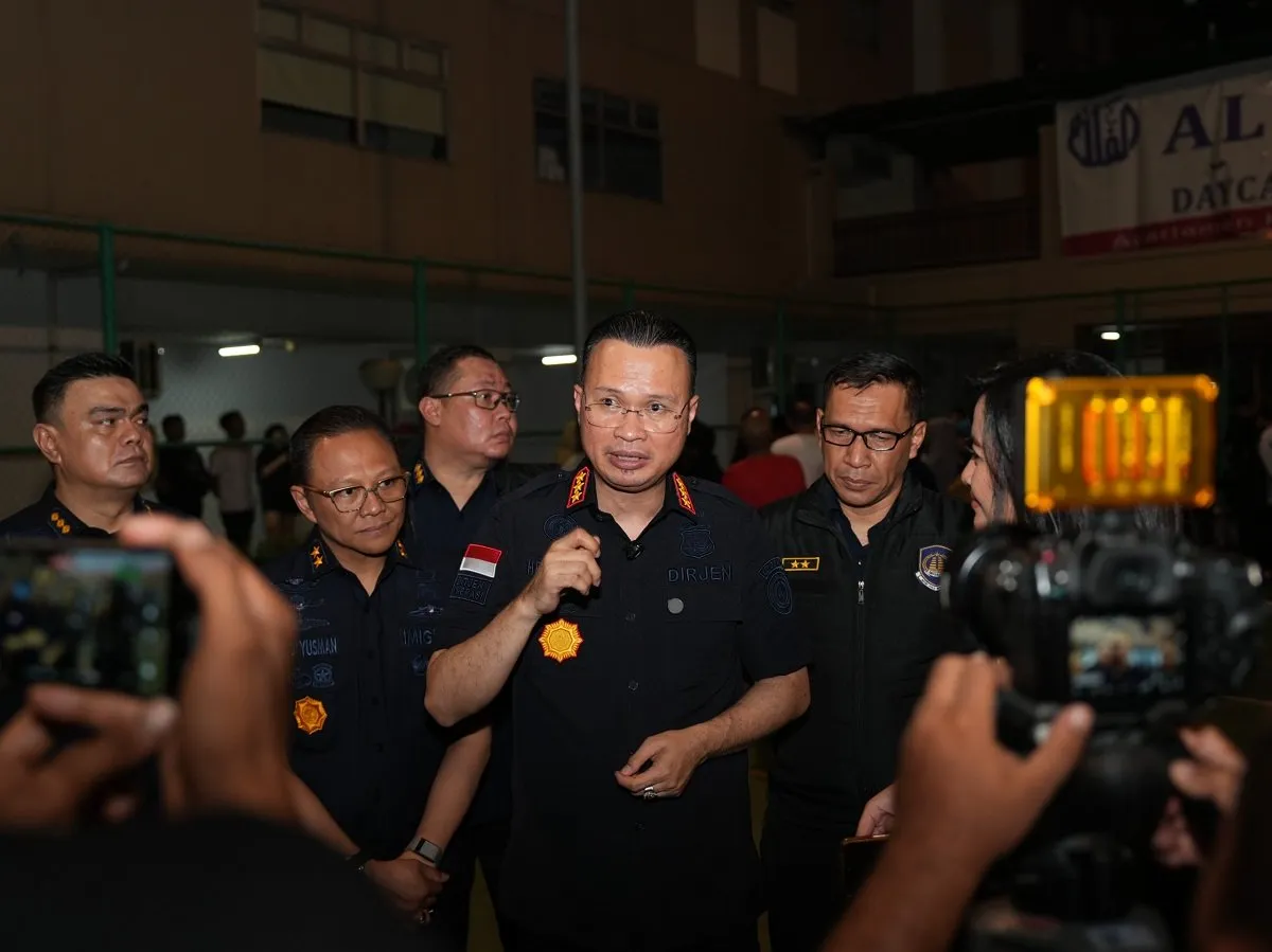 Dirjen Imigrasi Hendarsam Marantoko memimpin operasi pengawasan WNA di Apartemen Kalibata City, Jakarta Selatan.
