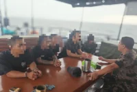 Empat ABK KM Maulana 23 korban dugaan penganiayaan tiba di Polres Pelabuhan Tanjung Priok dan disambut keluarga pada 8 Oktober 2026. (Humas Kementerian Kelautan dan Perikanan)